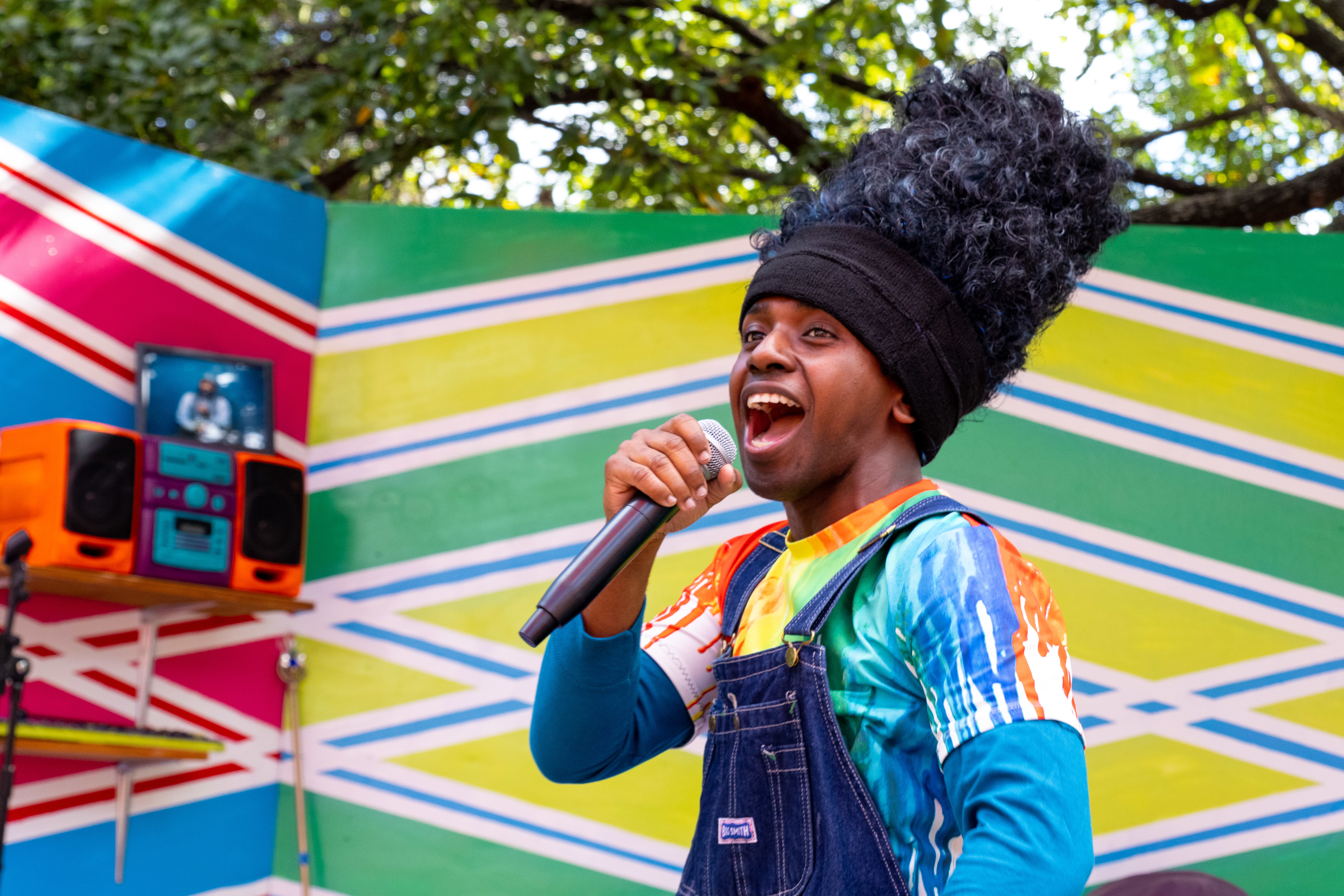 Reggie Rap performing